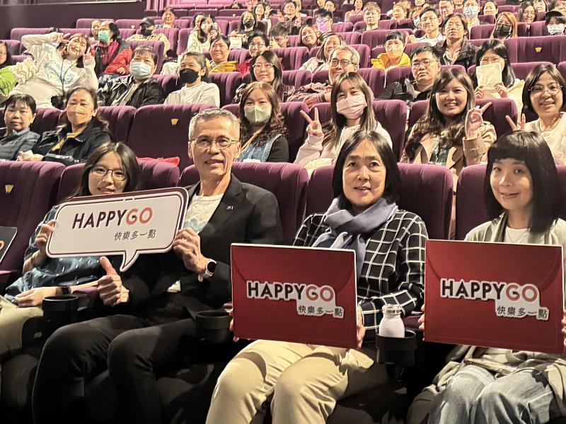 HAPPY GO於昨（27）日舉辦首場鑽點會員威秀影城電影包場活動，近 200 名民眾一起享受尊爵時刻。（左2為HAPPY GO鼎鼎聯合行銷總經理李明城，右2為HAPPY GO鼎鼎聯合行銷顧問梁錦琳）