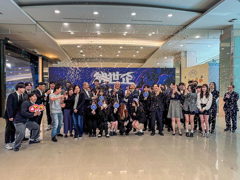 世新大學校長陳清河與企管系師生、貴賓慶祝畢展開幕。（世新大學提供）