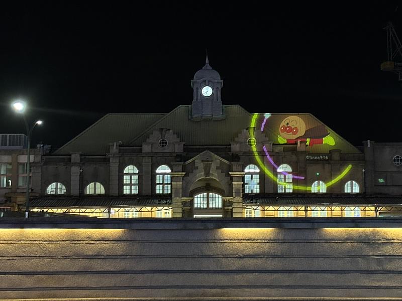 市府加碼推出「30秒麵包超人光雕秀」，陪伴民眾度過冬日時光。