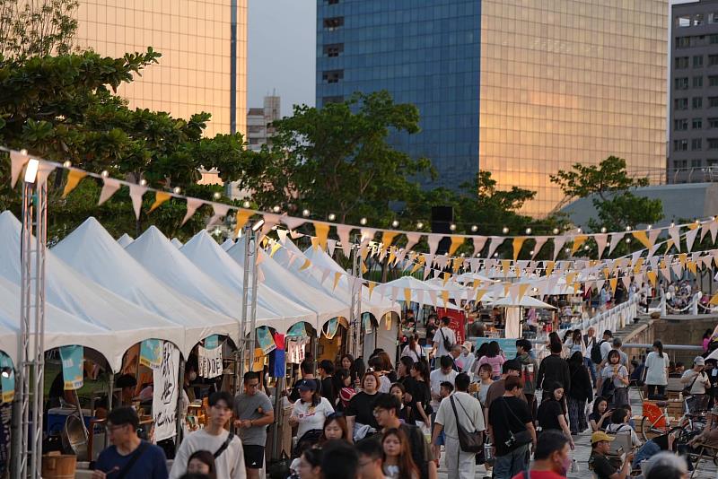 「2025城市嶼浪市集嘉年華」是高雄青年攤車品牌輔導計畫的成果展。永慶加盟四品牌很榮幸參與贊助。（圖片由高雄市政府青年局提供）