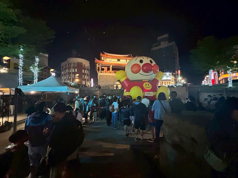 麵包超人魅力無法擋，到了晚上仍吸引眾多人潮前往。