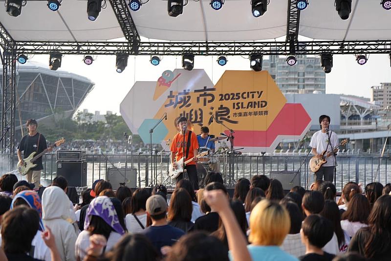 「2025城市嶼浪市集嘉年華」集結全台80組人氣攤車，還有音樂表演，兩天吸引超過10萬人次參與。（圖片由高雄市政府青年局提供）