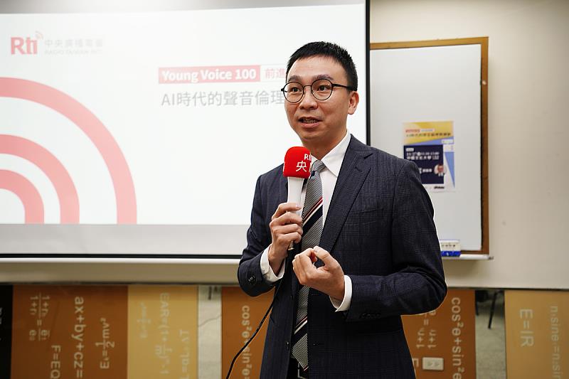 新聞系校友、央廣副總臺長劉嘉偉以「AI時代的聲音倫理與創新」為題分享國際視野與媒體實務，勉勵學生在AI崛起的媒體環境中找到自己的聲音定位。