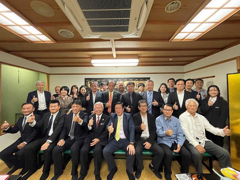 許舒博理事長和沖繩副知事大城肇、臺北駐日經濟文化代表處那霸分處處長王瑞豐以及沖繩縣產業振興公社、琉球臺灣商工協會和沖繩貿易協會等重要組織團體合影。