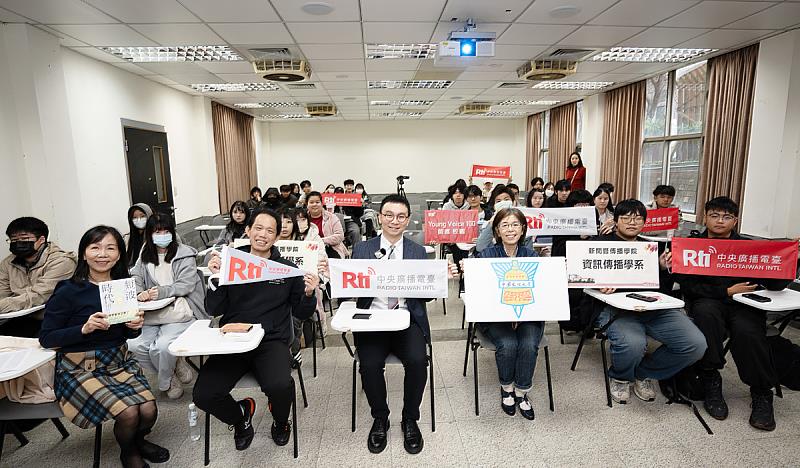 文化大學師生與央廣副總臺長劉嘉偉校友合影，展現文大與公共媒體深化連結，共同為學生在AI媒體時代開啟更多可能。