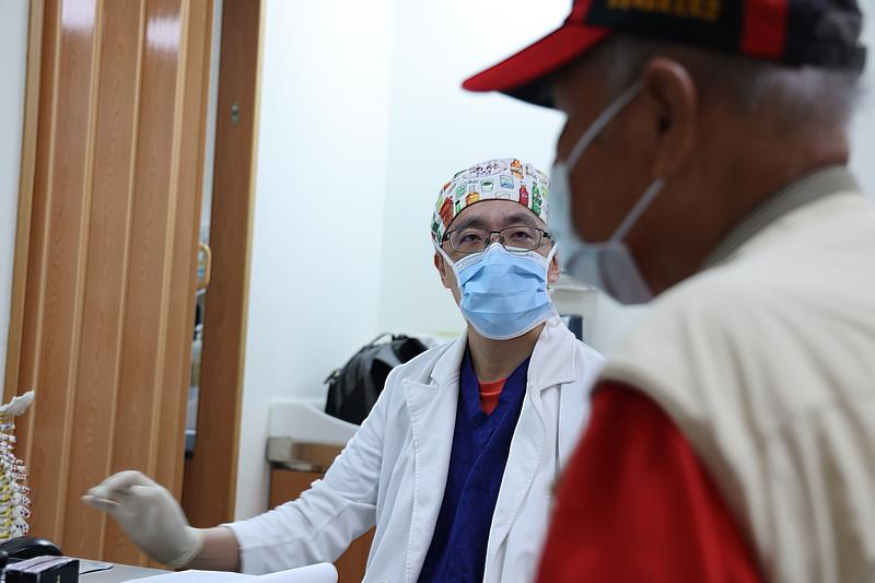 花蓮慈濟醫院疼痛科主任王柏凱醫師在診間遇過許多為膝蓋退化所苦的民眾。