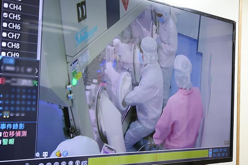 價值高達3千萬的「手套箱」，是全臺灣第一個通過衛福部查核使用的細胞研製設備，一次產出可達4千5百萬顆幹細胞。
