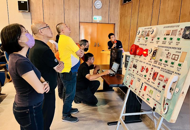 消防局辦理高層建築物防災中心服勤人員訓練。