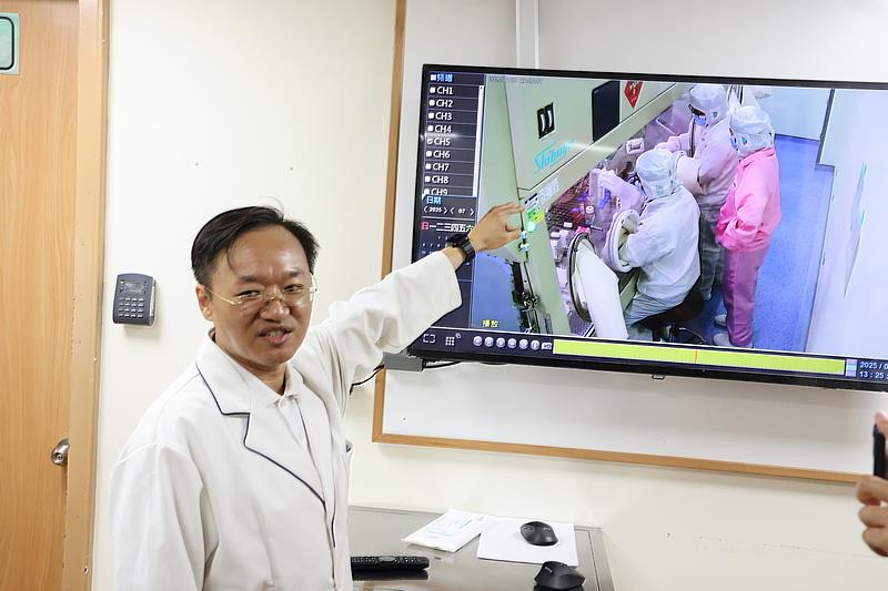 花蓮慈院基因暨幹細胞研製中心有是東部第一座世界級的細胞製備場所，常吸引國際醫療相關機構前來參訪。圖為中心主任孫立易博士為外賓講解幹細胞製程。