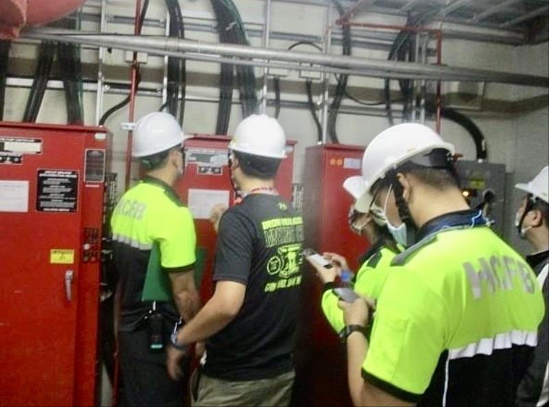 消防局安檢人員落實檢查供公眾使用建築物之消防安全設備。