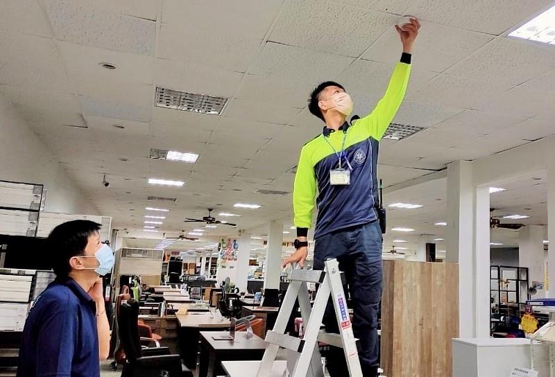 消防局安檢人員落實檢查供公眾使用建築物之消防安全設備。