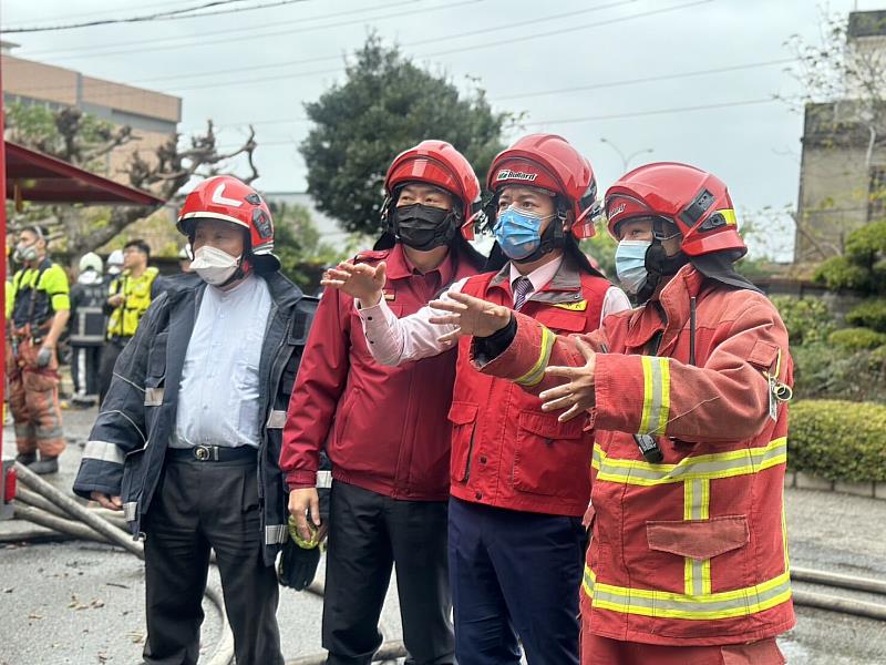 邱代理市長於114年初至工廠火災現場關心救災進度。