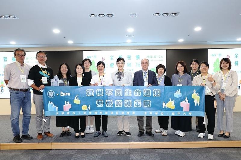 「114年建構不同生命週期營養照護策略」計畫主持人逢甲大學春雨講座梁賡義教授（右6）、與核心小組逢甲大學應用數學系林彩玉教授（右4）及各生命週期研究團隊同仁合影。