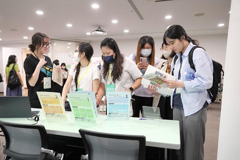 與會者於會場展示區進行交流與取閱教材，現場互動熱烈，展現對主題內容的高度關注。