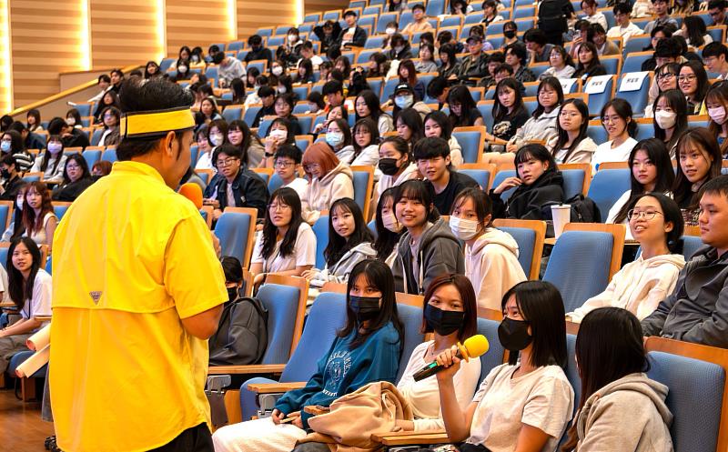 香蕉哥哥與高醫大學生熱情互動。