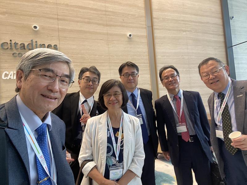 台灣代表團與日本Hidenori Arai教授合影。（由左至右：林正介教授、詹鼎正教授、北市衛生局官員）