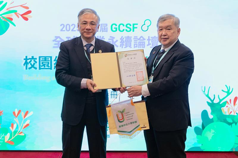 台灣大學名譽/終身特聘教授蔣本基（右）分享「淨零永續人才培育：大學之道」，受到熱烈迴響。