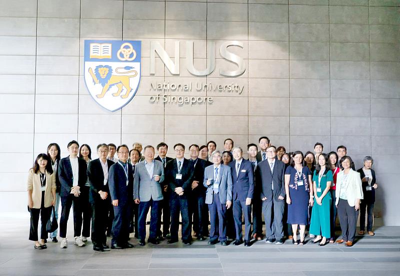 林正介副校長與台灣、日本及新加坡各國的老年醫學專家學者合影。