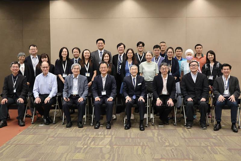 林正介副校長與台灣、日本及新加坡各國的老年醫學專家學者合影。