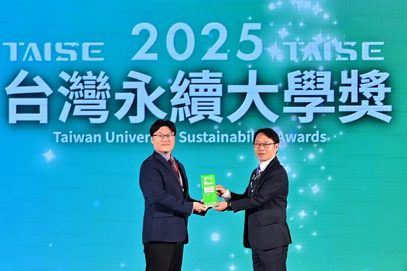 由教育部常務次長朱俊彰（左）頒獎予海洋大學，李明安副校長代表領獎。