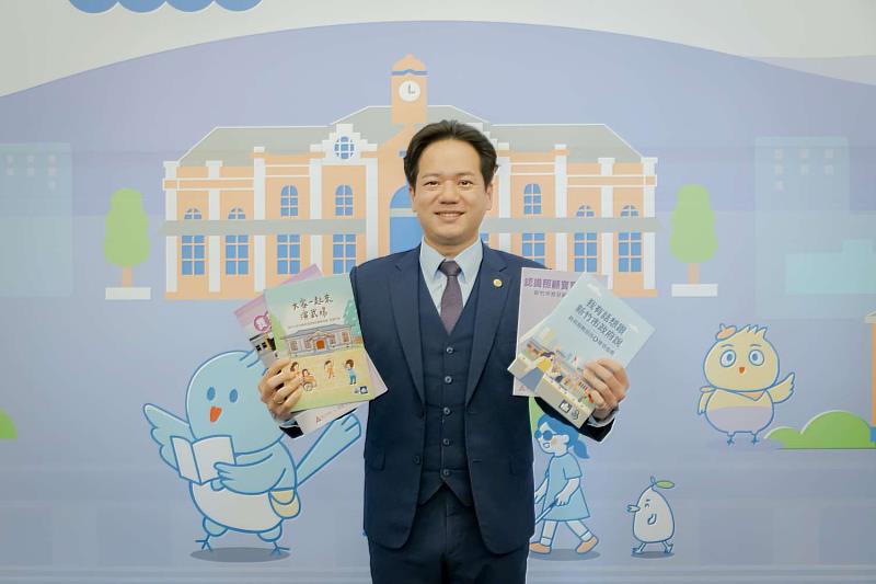 市府社會處、文化局、行政處、勞工及青年處製作4大主題易讀文件，實踐身心障礙者權利公約平等參與精神。