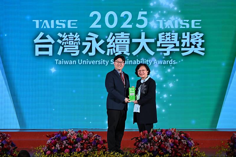 亞大獲「台灣永續績優大學獎」、「永續報告書銀級獎」雙獎,由教育部常務次長朱俊彰(左)頒獎,亞大副校長兼永續長蔡秀芬(右)代表受獎 。