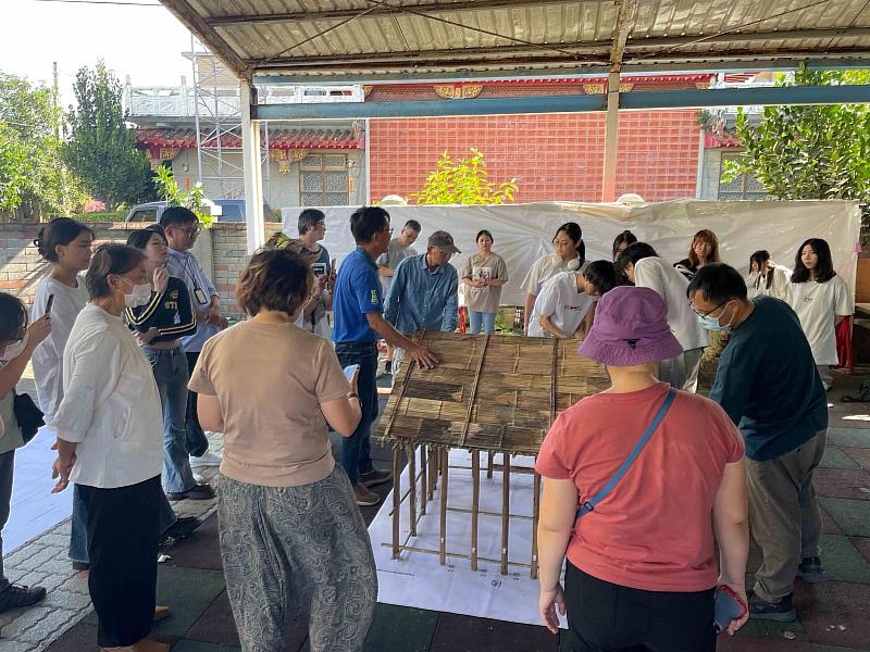 南興國小黃寶東校長講解屋頂覆蓋方式。