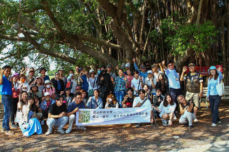 創媒USR推動竹構技藝工坊，帶領參與者體驗走溪路線。