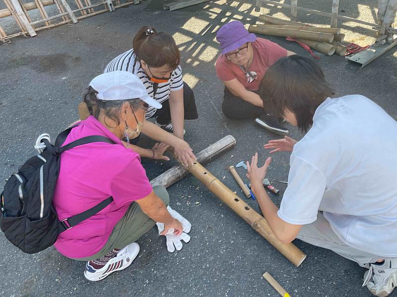 種子同學指導體驗者挖鑿竹孔。