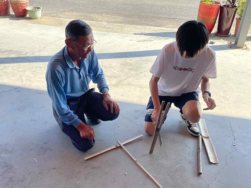 李養師傅（左）指導學生剖製竹篾。