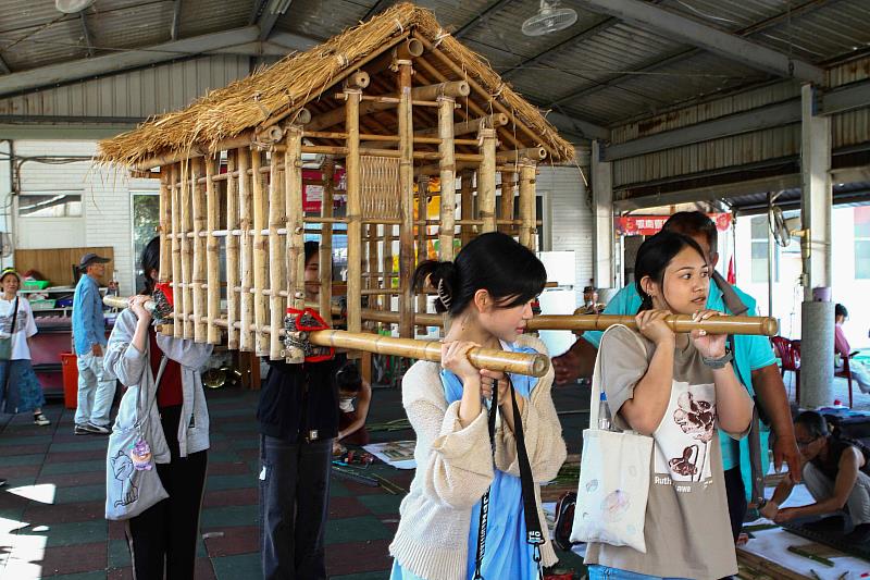 學員參與迷你竹籠茨扛茨體驗。