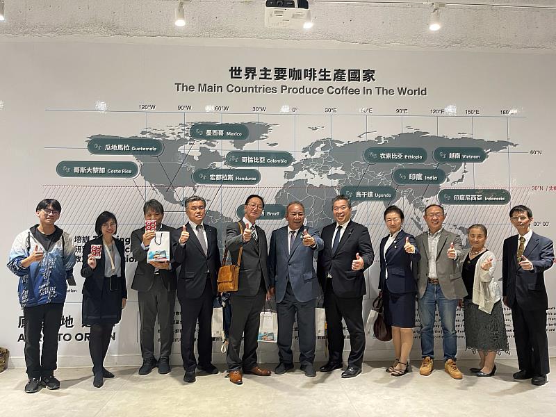 日本滋賀縣議員參訪團參觀國際咖啡認證中心，雙方合影留念。