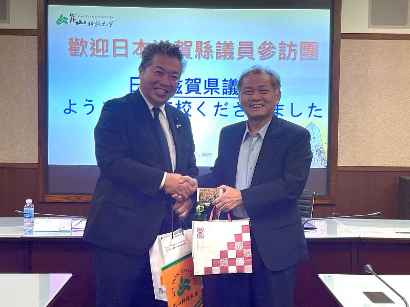 學術副校長侯順雄（右）和日本滋賀縣議會參訪團川島隆二議員（左）互贈禮品。