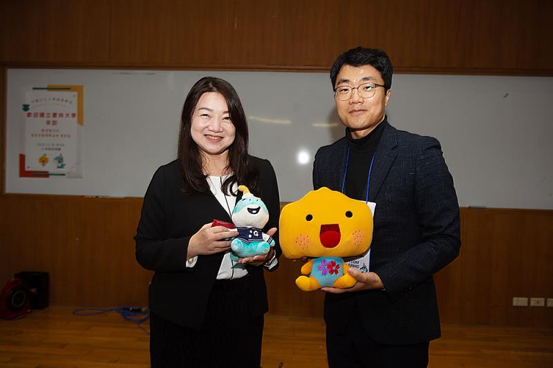 李亦君學務長（左）與韓國慶尚大學廉俊昊副學務長（右）互贈兩校吉祥物，象徵友誼與合作。