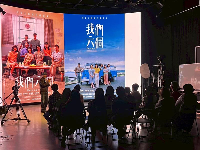 視訊系老師王傳宗執導大愛劇《我們六個》,帶領教師認識影視產製現場。