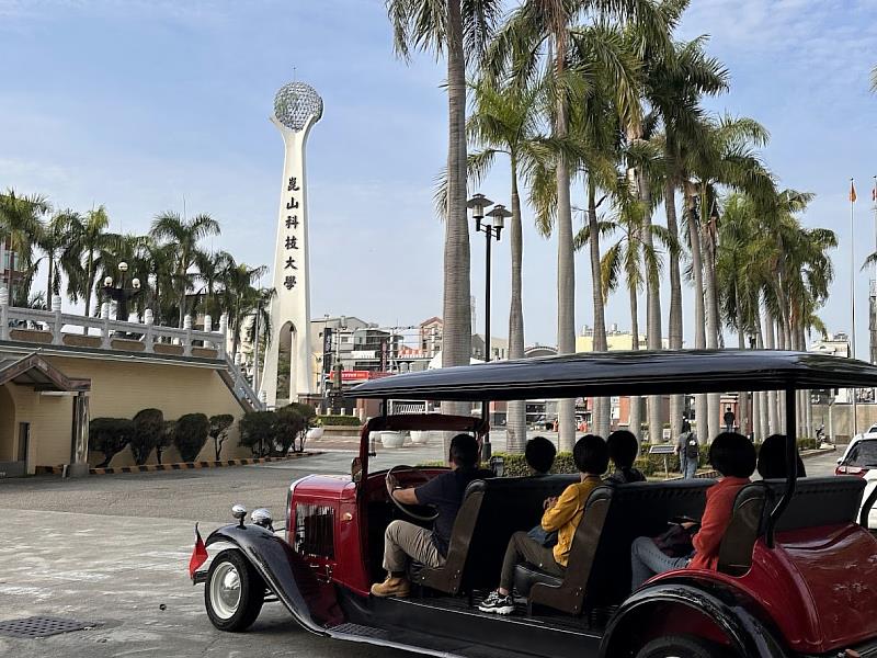 參訪教師搭乘電動車進行校園巡禮。