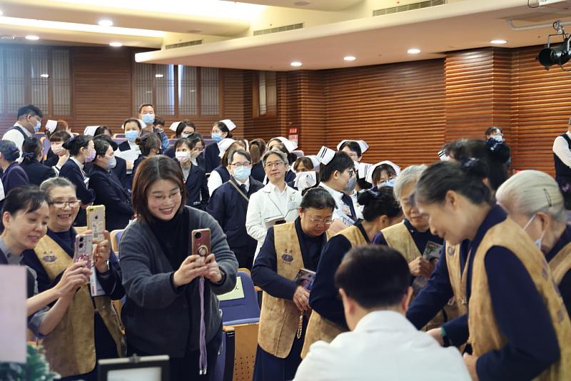 一小時的簽書會時間很短，參加的同仁、志工也把握機會與院長留影紀念。