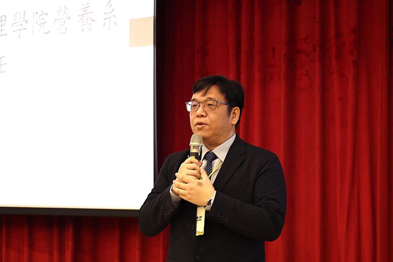 中山醫大營養系主任陳璟賢說明系上以產業需求為核心進行課程翻轉，降低學用落差。