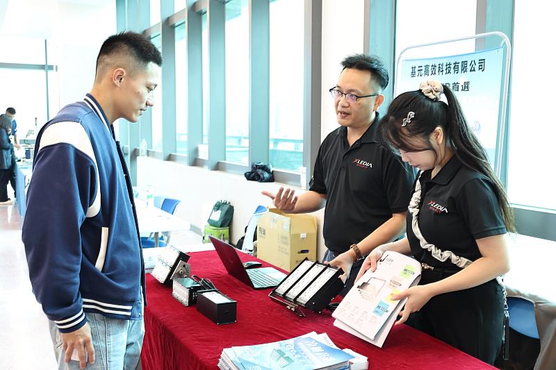 研討會會場邀請食品相關產業廠商設攤，提供產業交流機會。