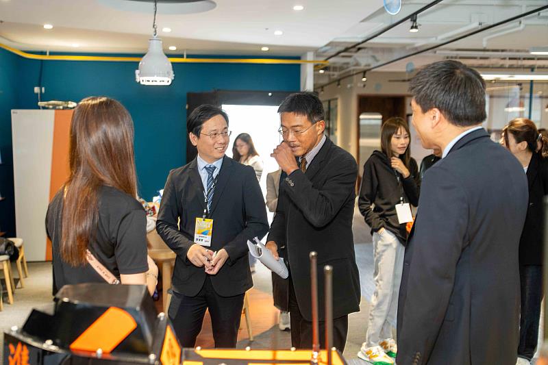 經濟部中小及新創企業署李冠志署長與展示新創企業互動。