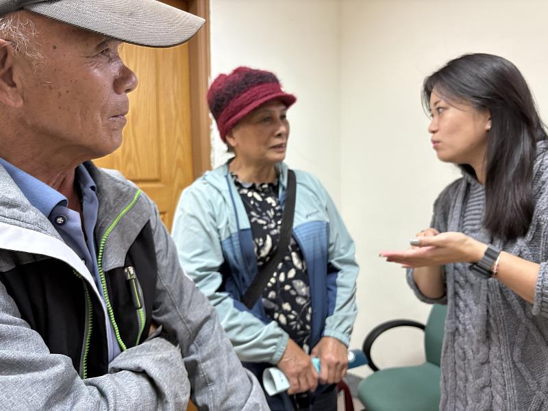 工作站同仁向民眾解答疑問。