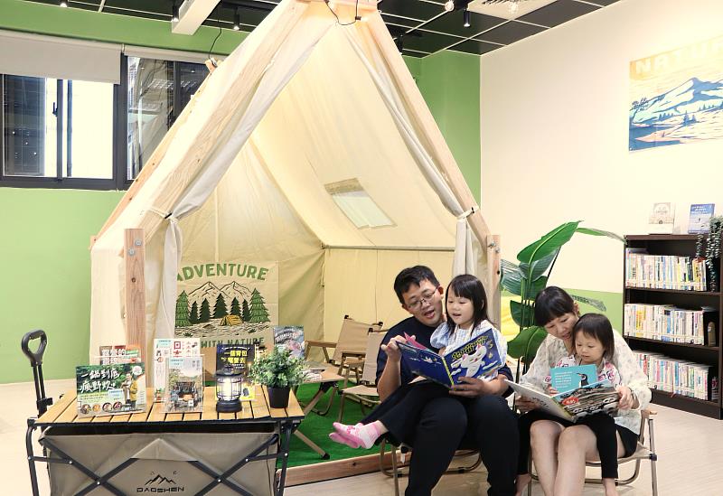 重新開館的中和員山分館,結合近年來流行的「Outdoor」風潮,打造了超吸睛的露營風閱讀角,讓民眾可以享受野營閱讀的放鬆氣氛。