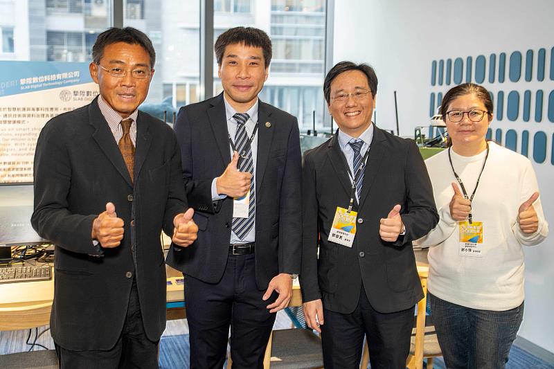 互動展區合照，由左至右經濟部中小及新創企業署李冠志署長、摯陞數位科技陳聖文執行長、遠東醫電科技鄧俊男董事長、高雄科技大學創新育成中心郭小萍資深經理。