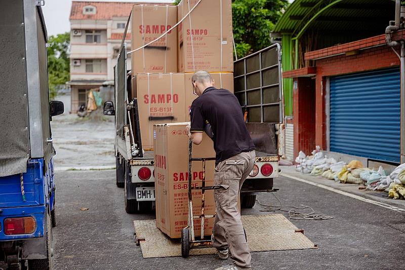 各愛心團體捐贈大型家電已陸續宅配到府。