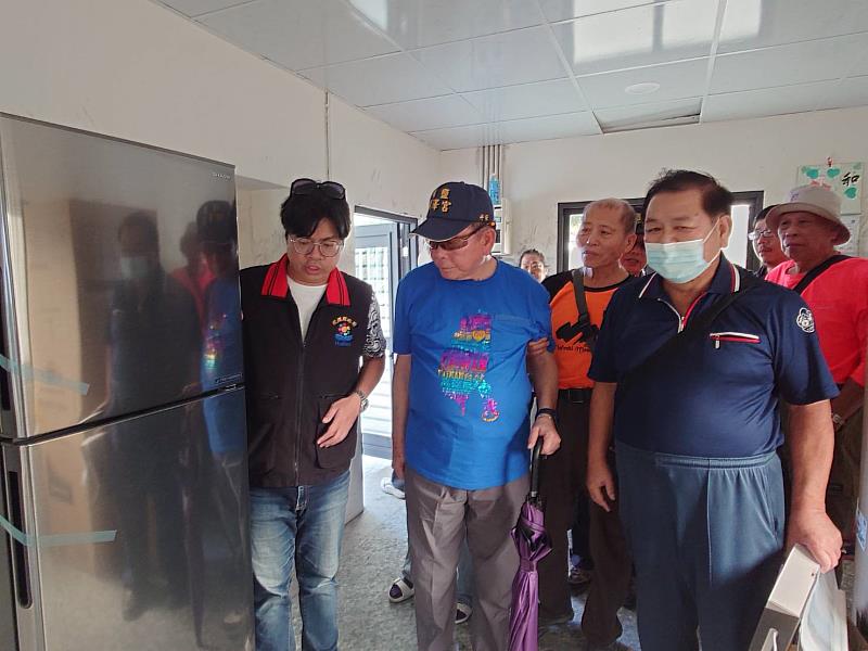 縣府陪同捐贈者松山慈祐宮溫明遠董事長（藍衣）關心受災戶（口罩）家電配送情形。