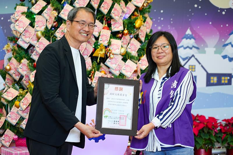 長期關懷弱勢助學的波錠文教基金會，由董事江雅婷（右）代表接受雲林家扶中心的感謝狀。