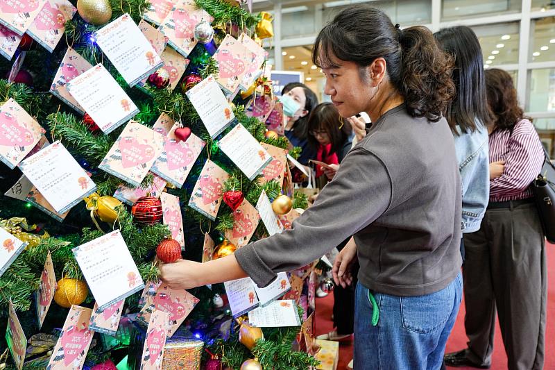 朝陽師生踴躍認領耶誕樹上的心願卡，希望成為家扶兒的圓夢天使。