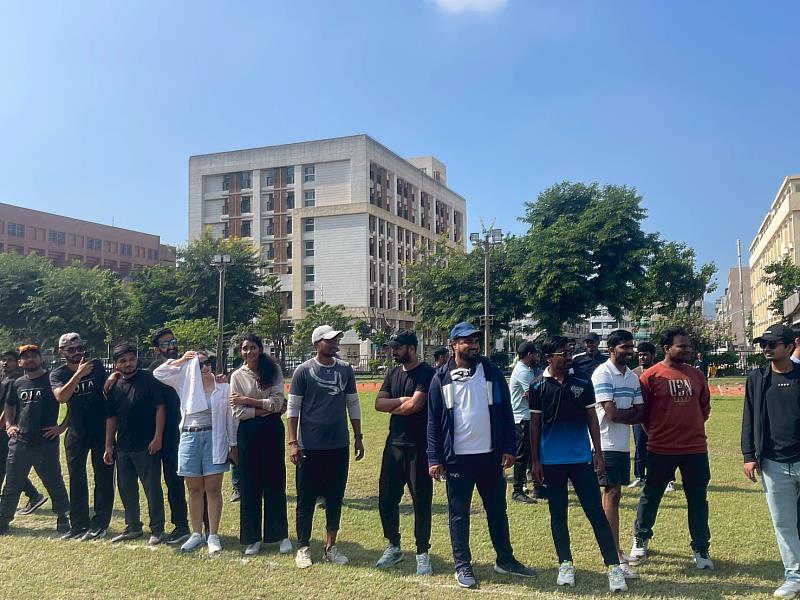 板球比賽參賽者就位等待。