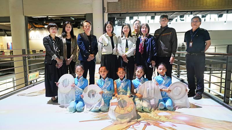 國美館長陳貺怡（後排中）與參與啟動儀式的貴賓合影。