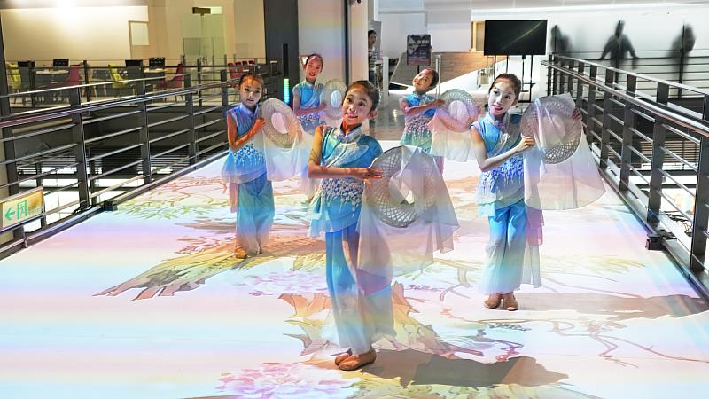 《秋江冷豔・步步生花》啟動儀式特別邀請彰化縣育英國小舞蹈團隊帶來開場表演，以優雅靈動的舞姿呼應《秋江冷豔》的詩意氛圍。